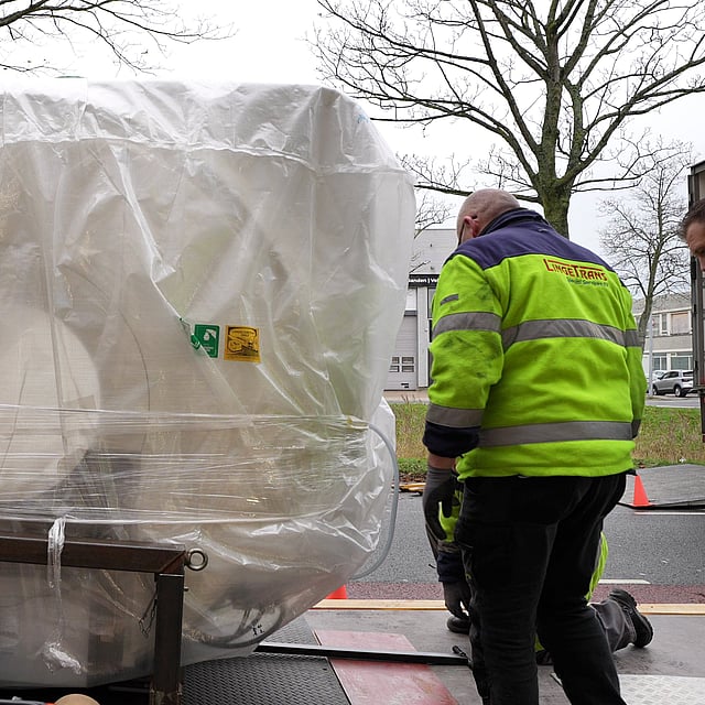 Een groot met plastic bedekt voertuig.