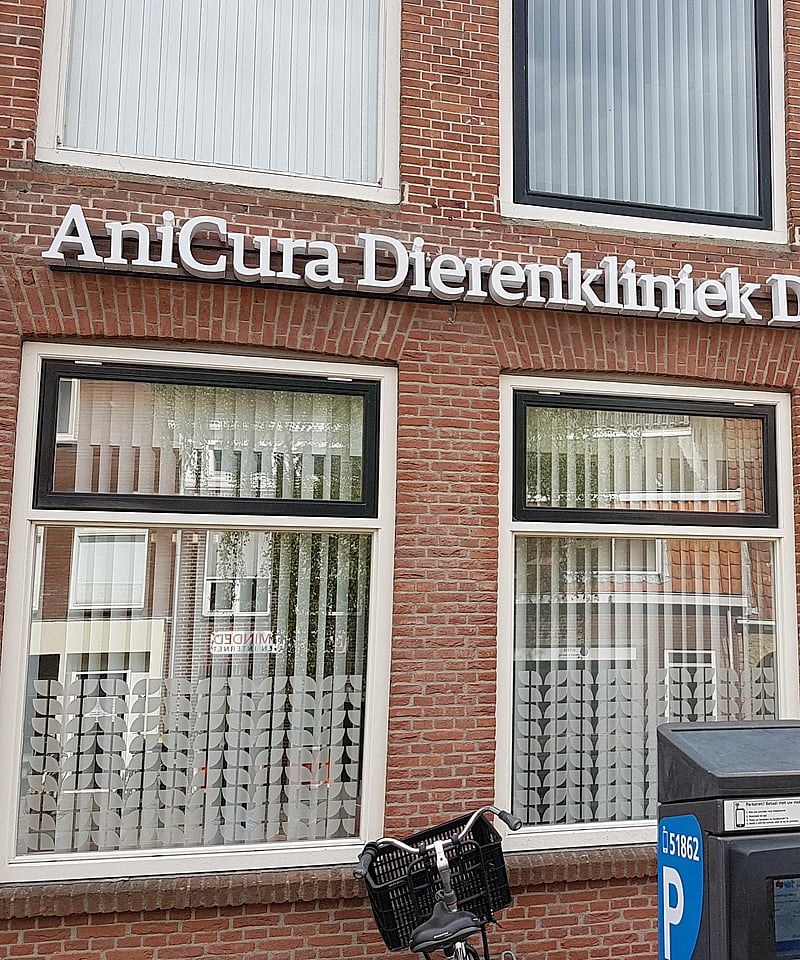 Een gebouw met een fiets en een kiosk.