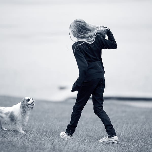 Een kind dat met een hond loopt.