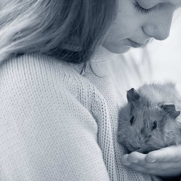 Een kind dat een hamster vasthoudt.