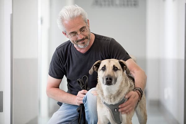 Een persoon met een hond.