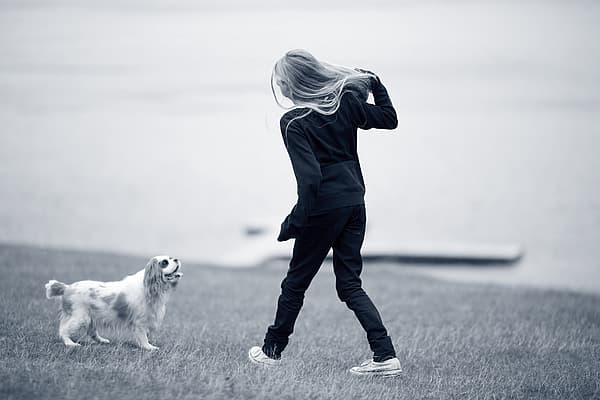 Een kind dat met een hond loopt.