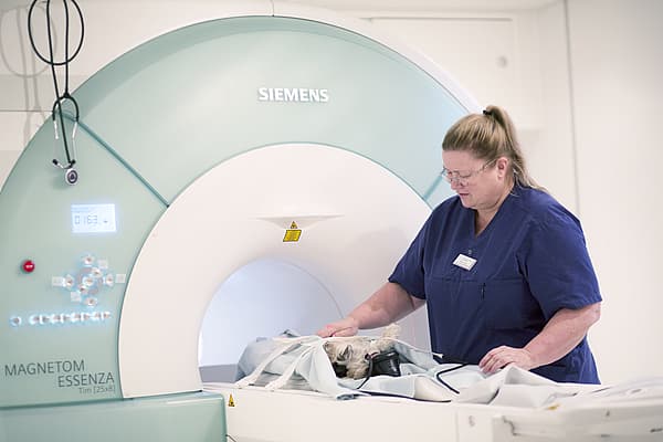 Een persoon in een medisch uniform.