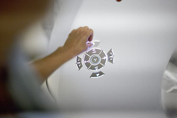 Een persoon die een knop aanraakt.