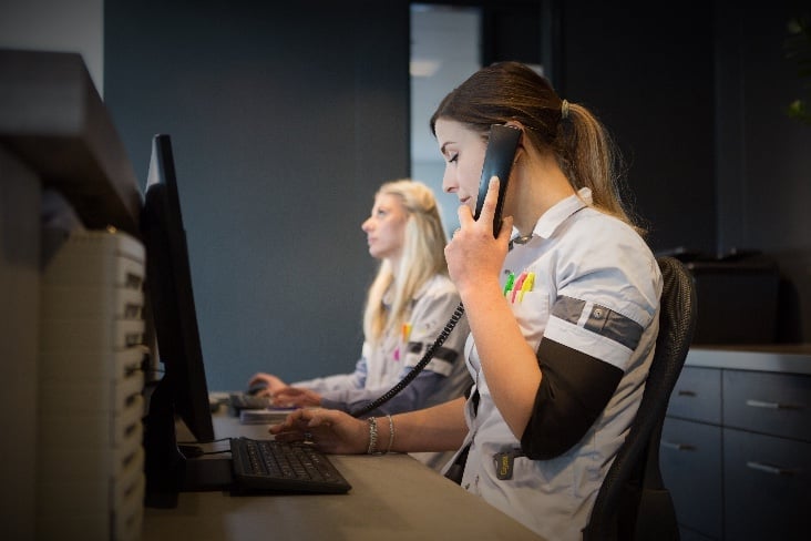 Een persoon aan de telefoon en een persoon aan de telefoon.