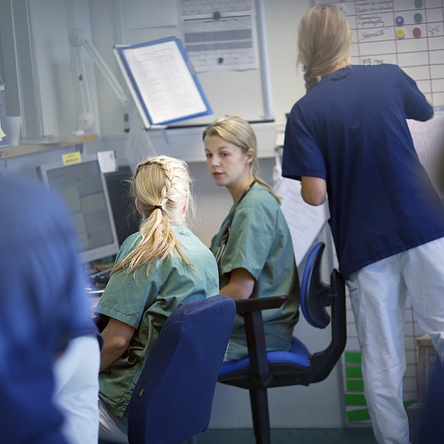 Een groep mensen in scrubs.