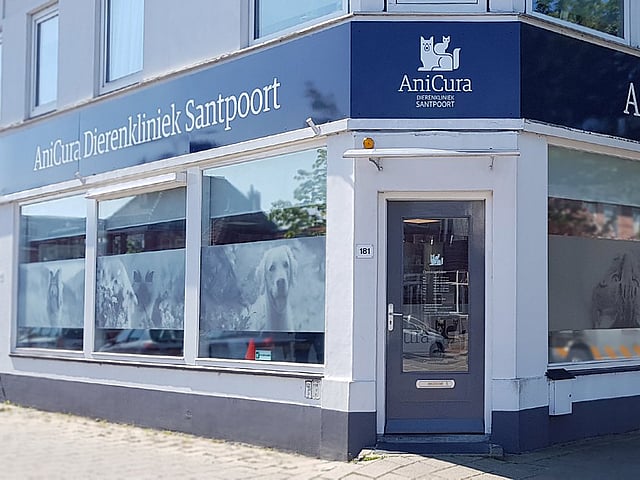 Een gebouw met een deur en ramen.