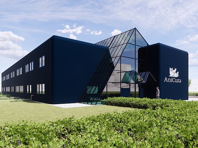 Een gebouw met een glazen dak.