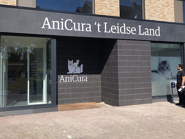 Een gebouw met een uithangbord op de voorkant.