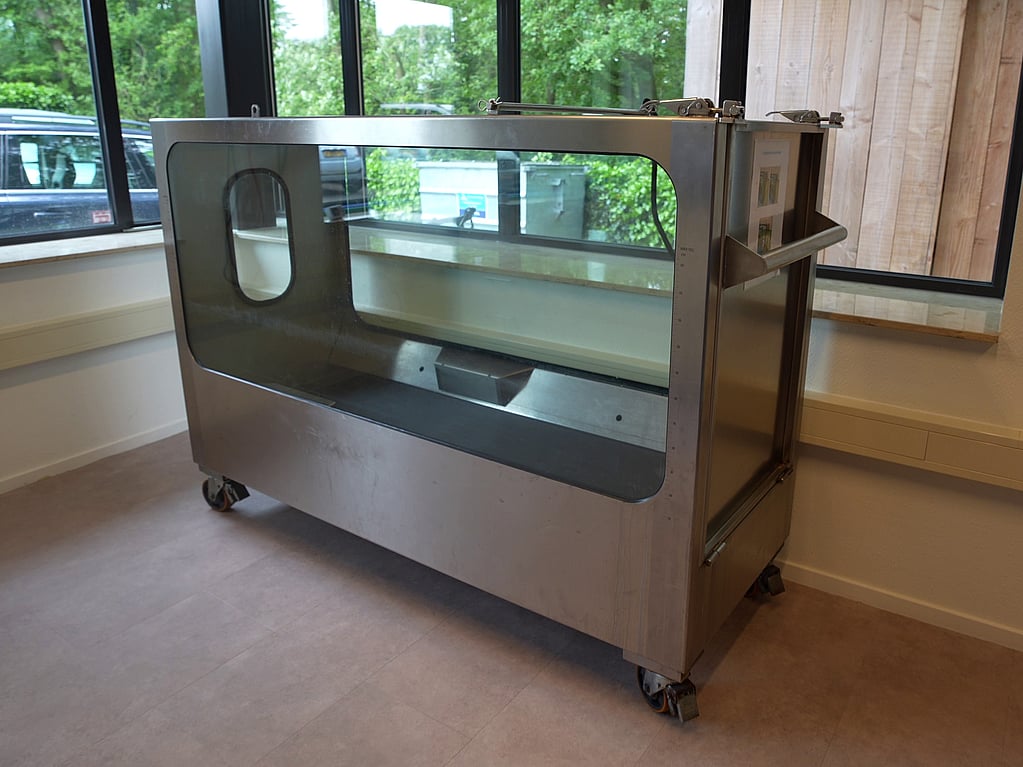 Een grote metalen kar in een kamer.