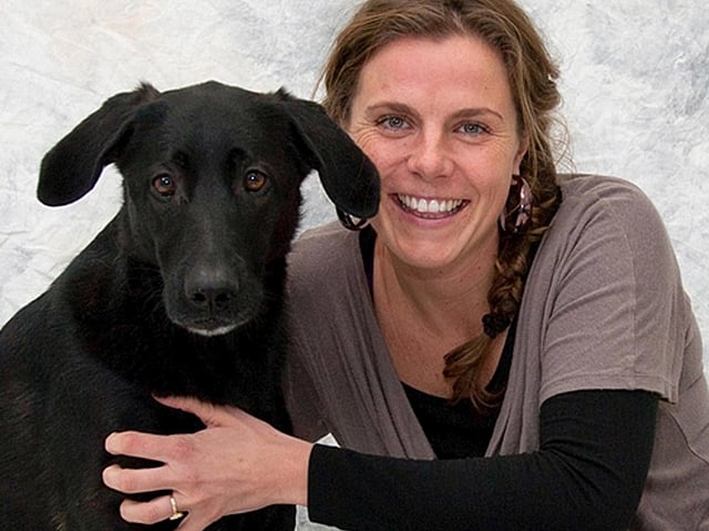 Een persoon en een hond.