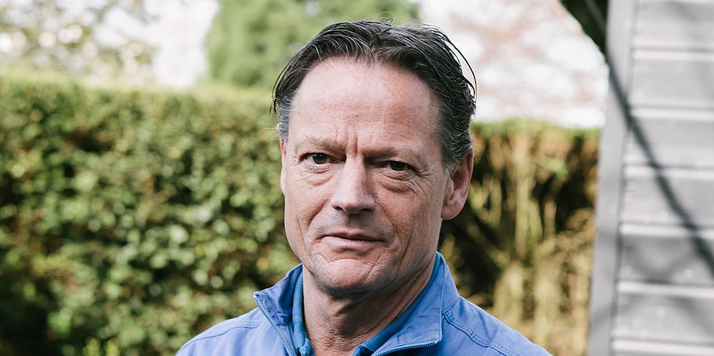 Een persoon in een blauw shirt.