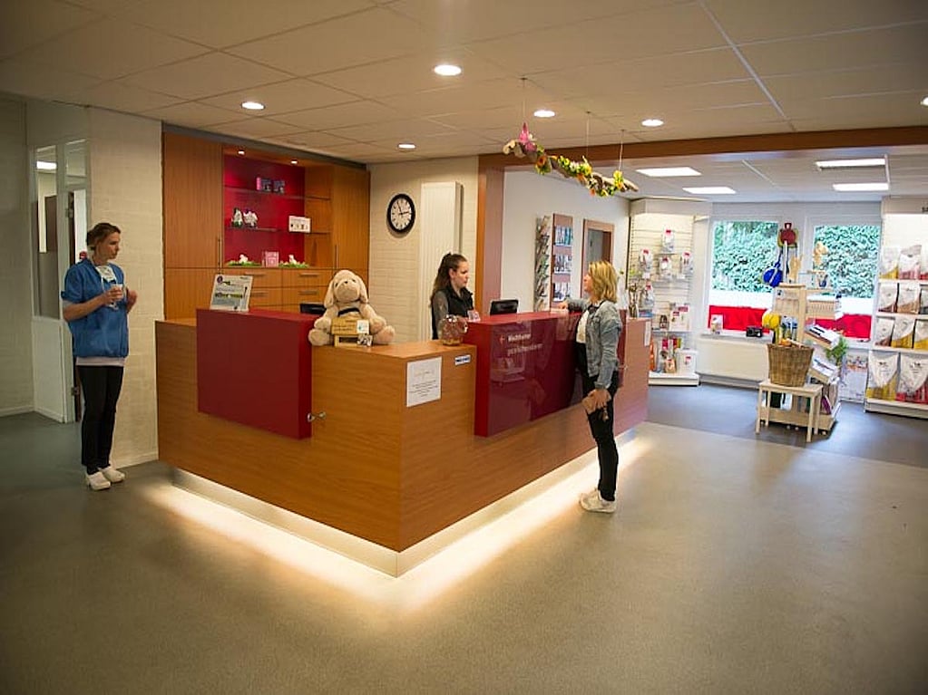 Een groep mensen die zich bij een receptie bevinden.