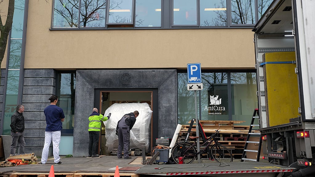 Twee mannen die zich buiten een gebouw bevinden.