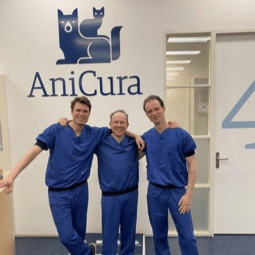 Een groep mannen in blauwe uniformen die voor een foto poseren.