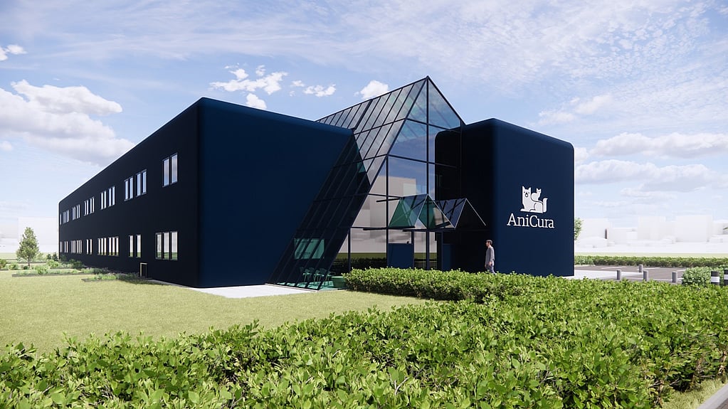 Een gebouw met een glazen dak.