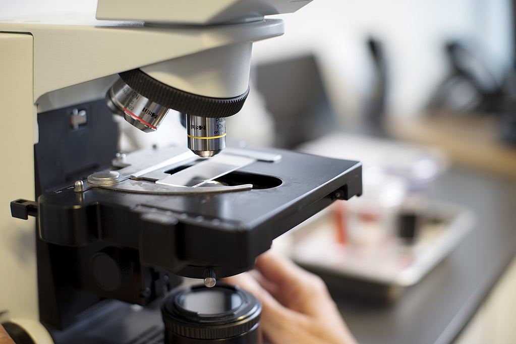 Een close-up van een microscoop.