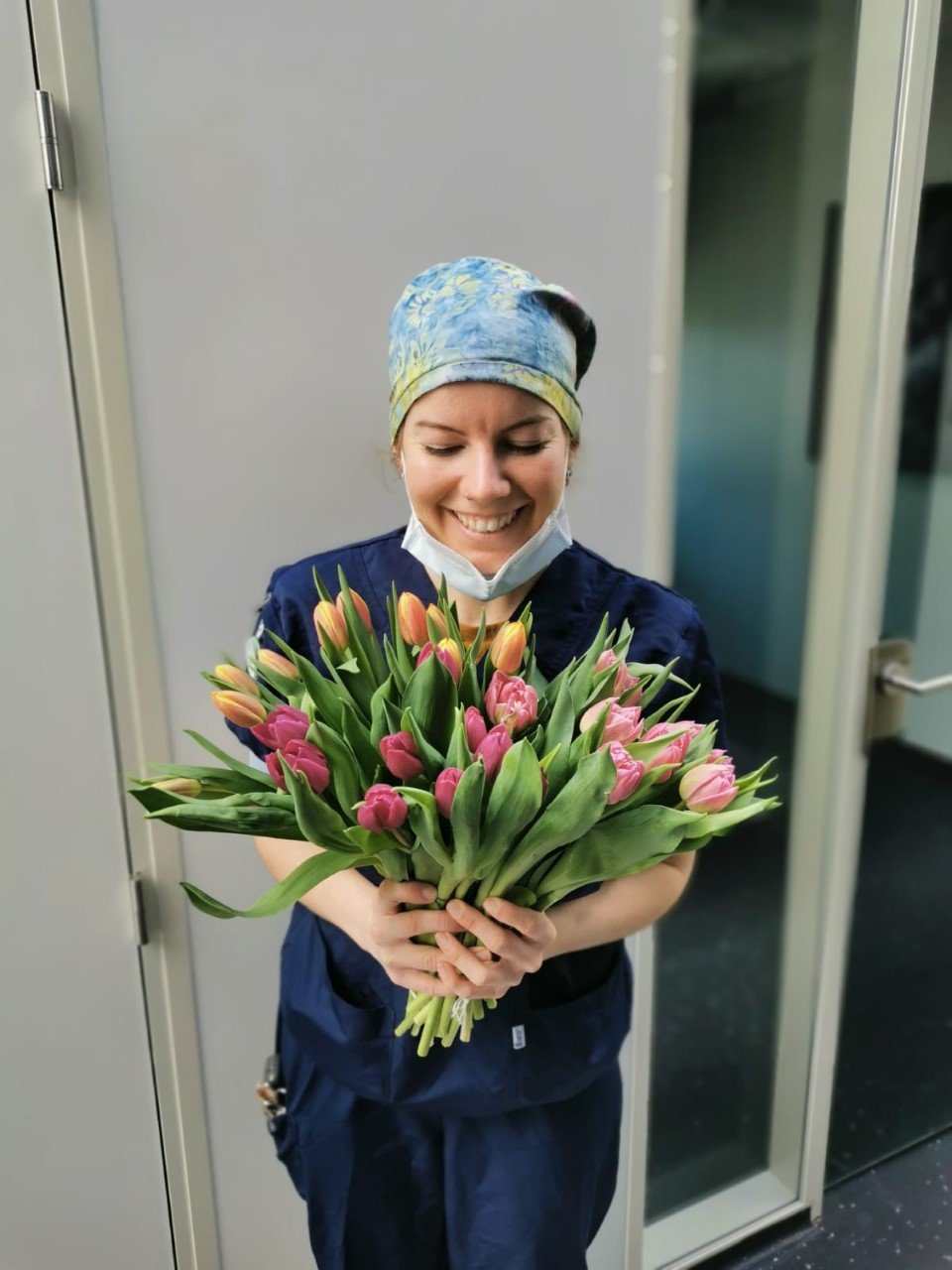 Een persoon die een boeket bloemen vasthoudt.